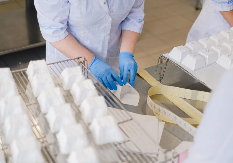 Élelmiszeripari csomagológép kezelő gyakorlati oktatás — élelmiszer-csomagolás és dobozolás közelről